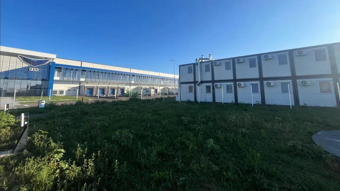 SENZAȚIONAL! Fan Courier, cea mai mare companie de curierat din România își cazează muncitorii nepalezi din depozit în containere suprapuse în curtea sediului de pe Centură Bucureștiului! În zona e doar câmp și nu există magazine, farmacii și nici măcar trotuare!